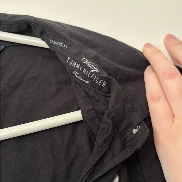 🎉4/30$🎉 Vintage Tommy Hilfiger Black Button-Down Shirt – Size Medium 🖤 - Picture 6 of 6